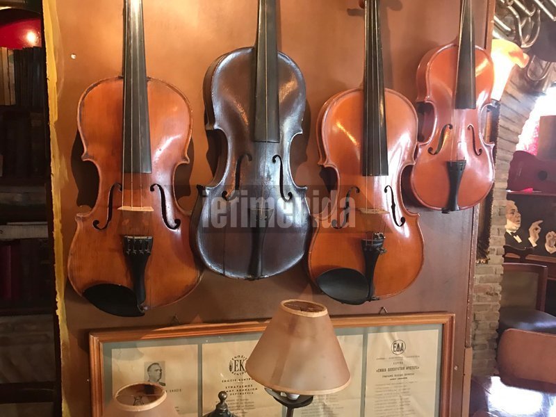 «Μαγεμένος αυλός»: Αυτό ήταν το στέκι του Μάνου Χατζιδάκι στο Παγκράτι [εικόνες & βίντεο] | iefimerida.gr 8