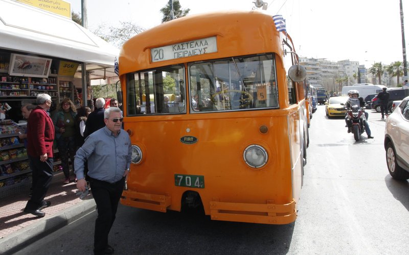 Μια βόλτα στο παρελθόν: Καστέλλα-Πασαλιμάνι με παλιά λεωφορεία και τρόλεϊ [εικόνες] | iefimerida.gr 0