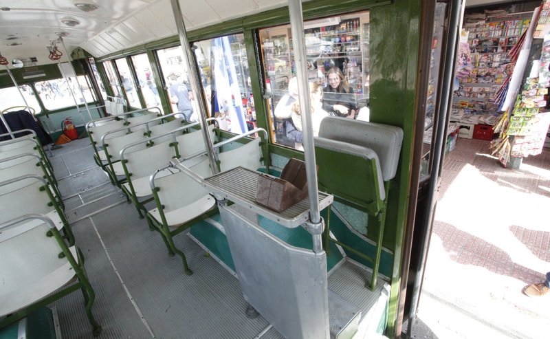 Μια βόλτα στο παρελθόν: Καστέλλα-Πασαλιμάνι με παλιά λεωφορεία και τρόλεϊ [εικόνες] | iefimerida.gr 2