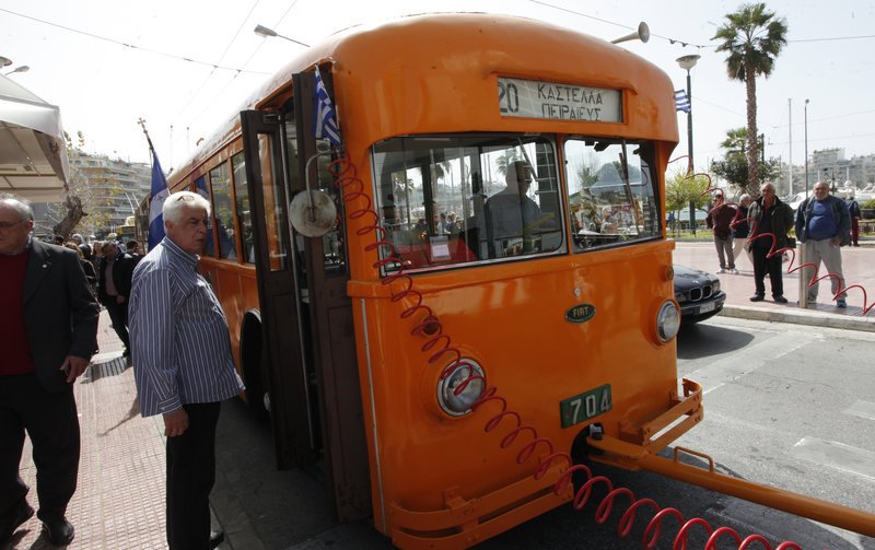 Μια βόλτα στο παρελθόν: Καστέλλα-Πασαλιμάνι με παλιά λεωφορεία και τρόλεϊ [εικόνες] | iefimerida.gr 5