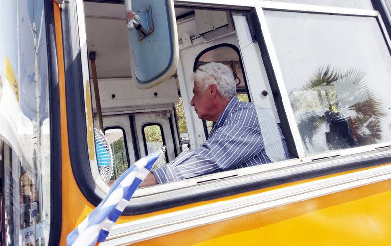 Μια βόλτα στο παρελθόν: Καστέλλα-Πασαλιμάνι με παλιά λεωφορεία και τρόλεϊ [εικόνες] | iefimerida.gr 7