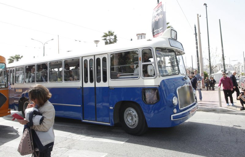Μια βόλτα στο παρελθόν: Καστέλλα-Πασαλιμάνι με παλιά λεωφορεία και τρόλεϊ [εικόνες] | iefimerida.gr 9