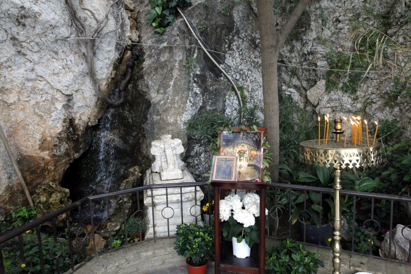 Αποκαθήλωση στον Αγιο Ισίδωρο Λυκαβηττού -Το απόμερο εκκλησάκι μέσα στο βράχο [εικόνες] | iefimerida.gr 4