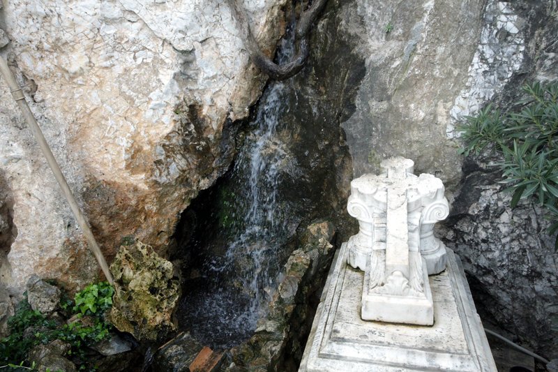 Αποκαθήλωση στον Αγιο Ισίδωρο Λυκαβηττού -Το απόμερο εκκλησάκι μέσα στο βράχο [εικόνες] | iefimerida.gr 3