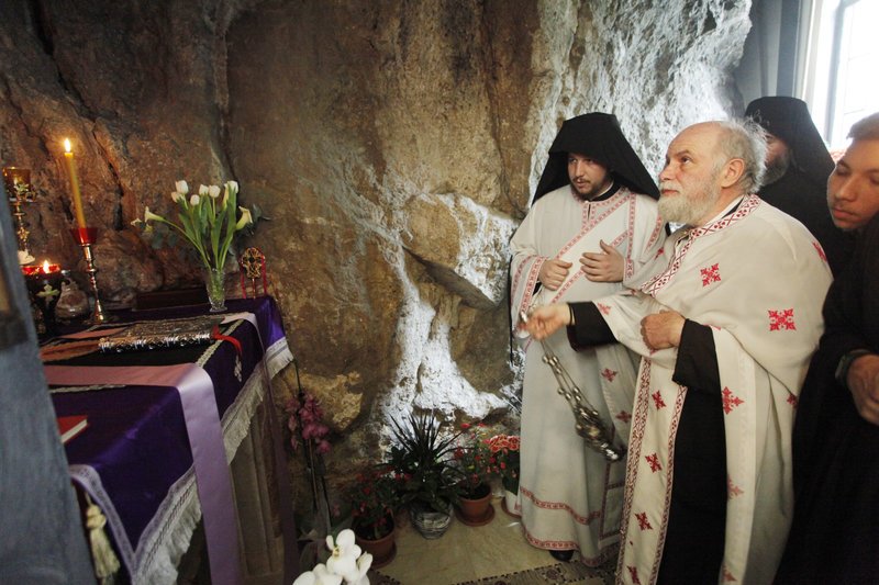 Αποκαθήλωση στον Αγιο Ισίδωρο Λυκαβηττού -Το απόμερο εκκλησάκι μέσα στο βράχο [εικόνες] | iefimerida.gr 2