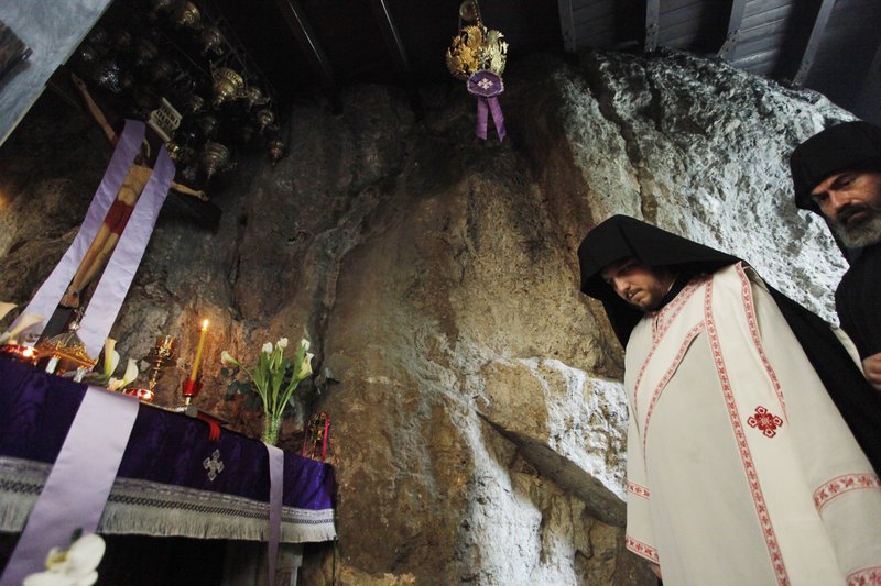 Αποκαθήλωση στον Αγιο Ισίδωρο Λυκαβηττού -Το απόμερο εκκλησάκι μέσα στο βράχο [εικόνες] | iefimerida.gr 1