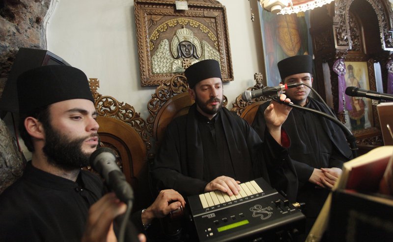 Αποκαθήλωση στον Αγιο Ισίδωρο Λυκαβηττού -Το απόμερο εκκλησάκι μέσα στο βράχο [εικόνες] | iefimerida.gr 0