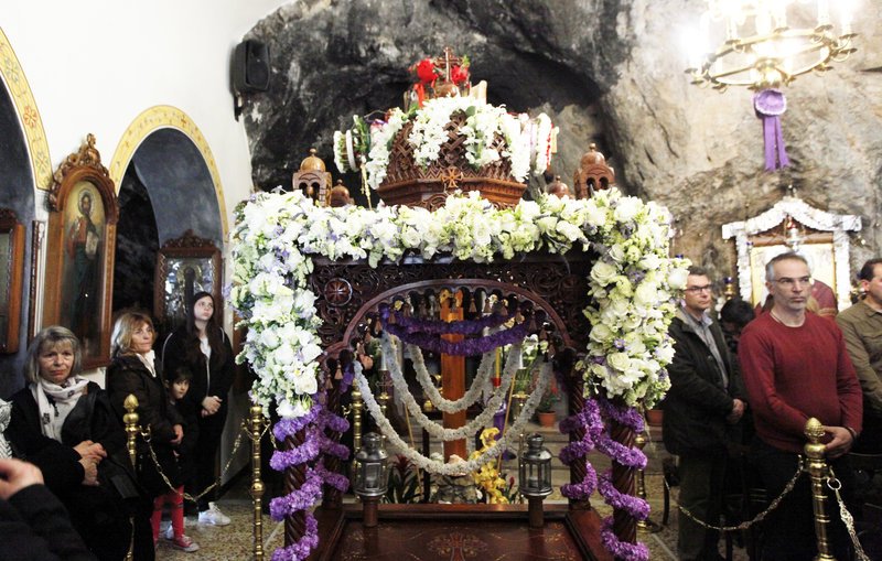 Αποκαθήλωση στον Αγιο Ισίδωρο Λυκαβηττού -Το απόμερο εκκλησάκι μέσα στο βράχο [εικόνες] | iefimerida.gr 6