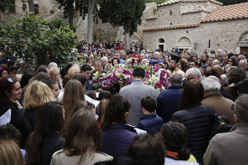 Η περιφορά επιταφίου στη Μονή Καισαριανής -Μέσα στη φύση του Υμηττού [εικόνες] | iefimerida.gr 0