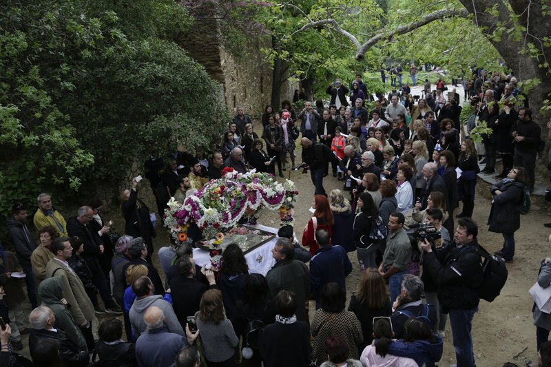 Η περιφορά επιταφίου στη Μονή Καισαριανής -Μέσα στη φύση του Υμηττού [εικόνες] | iefimerida.gr 7