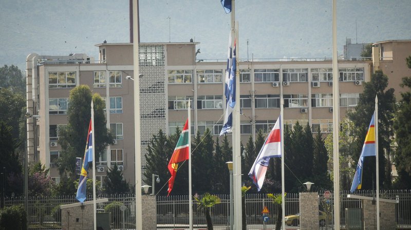 Υπ. Αμυνας: Μεσίστια η ελληνική σημαία σε ένδειξη πένθους για τον άτυχο σμηναγό [εικόνες] | iefimerida.gr 2