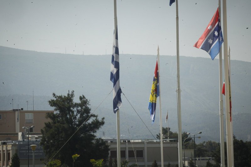 Υπ. Αμυνας: Μεσίστια η ελληνική σημαία σε ένδειξη πένθους για τον άτυχο σμηναγό [εικόνες] | iefimerida.gr 3