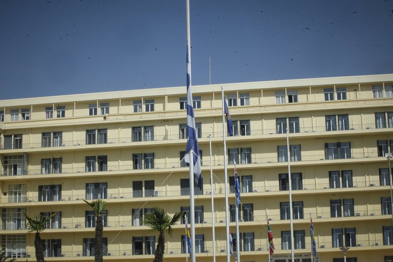 Υπ. Αμυνας: Μεσίστια η ελληνική σημαία σε ένδειξη πένθους για τον άτυχο σμηναγό [εικόνες] | iefimerida.gr 4