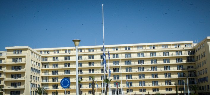 Υπ. Αμυνας: Μεσίστια η ελληνική σημαία σε ένδειξη πένθους για τον άτυχο σμηναγό [εικόνες] | iefimerida.gr 0