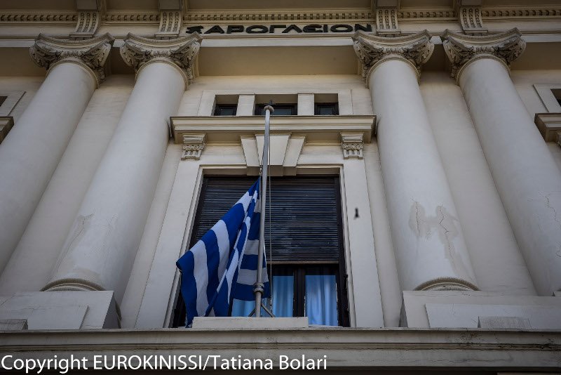 Υπ. Αμυνας: Μεσίστια η ελληνική σημαία σε ένδειξη πένθους για τον άτυχο σμηναγό [εικόνες] | iefimerida.gr 6