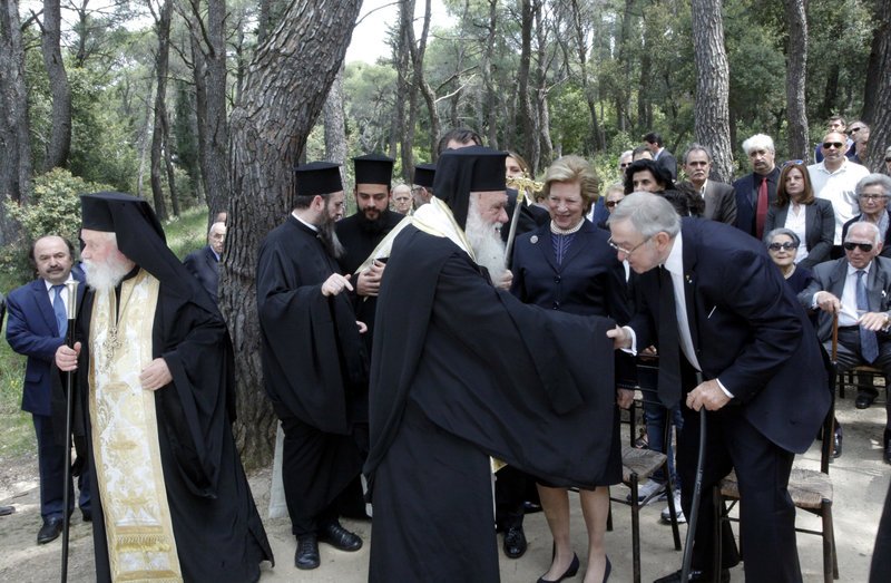 Ο Ιερώνυμος τέλεσε τρισάγιο στους βασιλικούς τάφους στο Τατόι -Παρών και ο Κωνσταντίνος [βίντεο] | iefimerida.gr 0