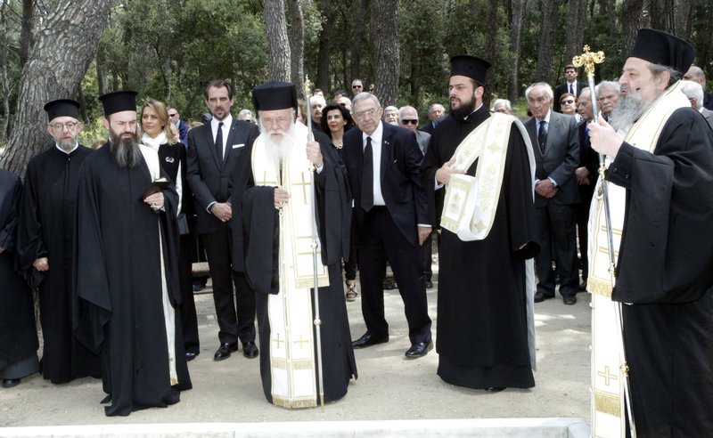 Ο Ιερώνυμος τέλεσε τρισάγιο στους βασιλικούς τάφους στο Τατόι -Παρών και ο Κωνσταντίνος [βίντεο] | iefimerida.gr 1