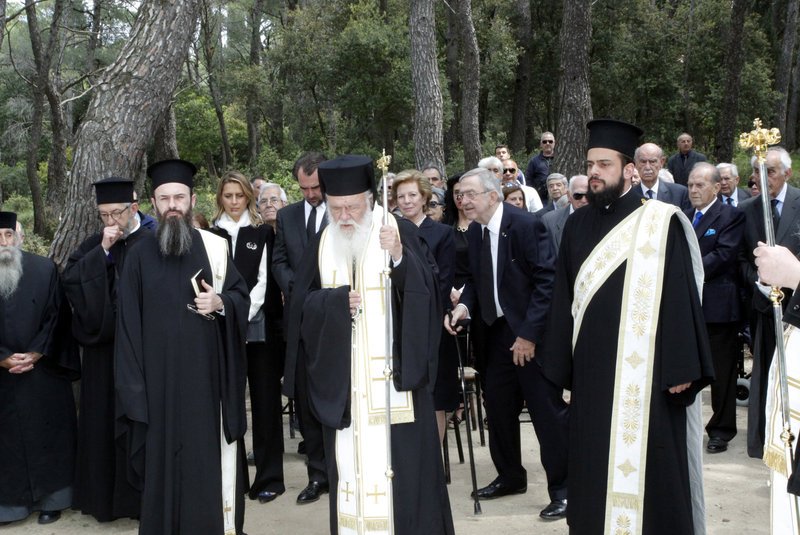 Ο Ιερώνυμος τέλεσε τρισάγιο στους βασιλικούς τάφους στο Τατόι -Παρών και ο Κωνσταντίνος [βίντεο] | iefimerida.gr 2