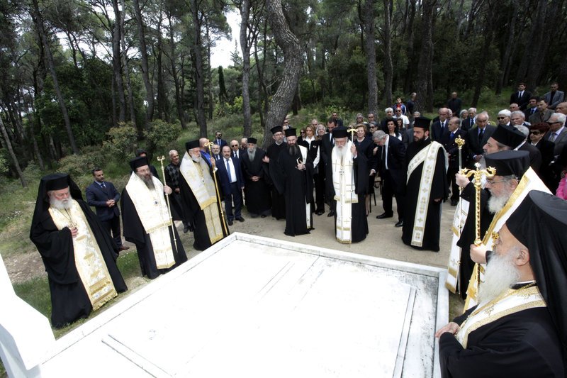 Ο Ιερώνυμος τέλεσε τρισάγιο στους βασιλικούς τάφους στο Τατόι -Παρών και ο Κωνσταντίνος [βίντεο] | iefimerida.gr 3