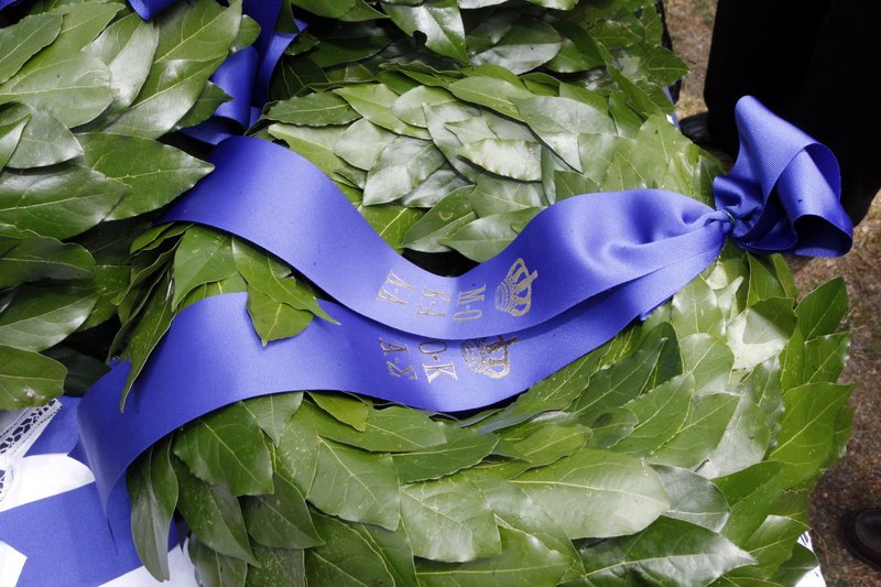 Ο Ιερώνυμος τέλεσε τρισάγιο στους βασιλικούς τάφους στο Τατόι -Παρών και ο Κωνσταντίνος [βίντεο] | iefimerida.gr 5