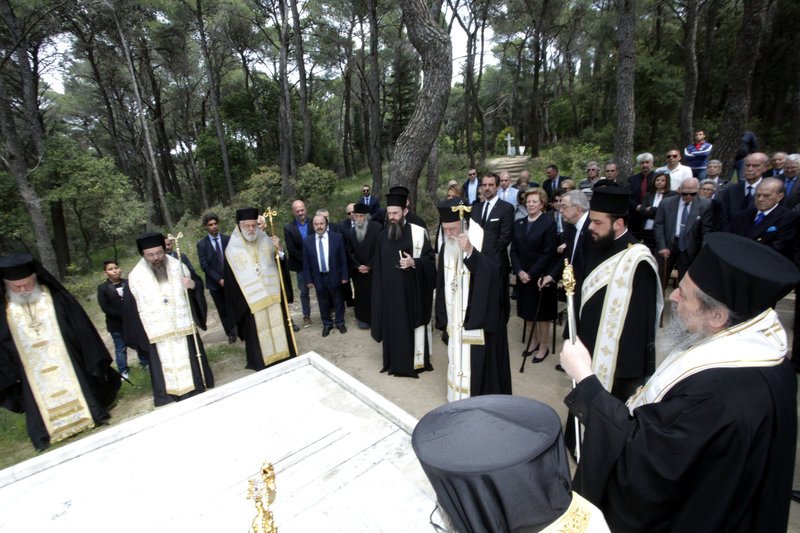 Ο Ιερώνυμος τέλεσε τρισάγιο στους βασιλικούς τάφους στο Τατόι -Παρών και ο Κωνσταντίνος [βίντεο] | iefimerida.gr 6