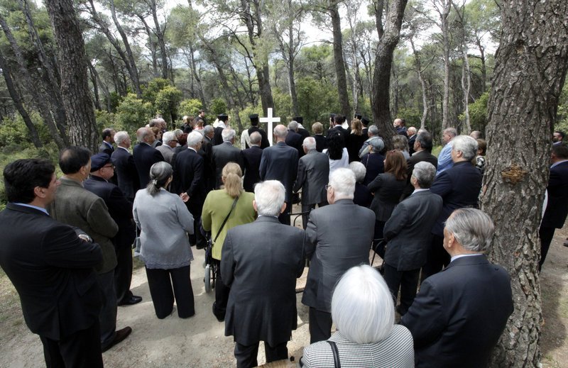 Ο Ιερώνυμος τέλεσε τρισάγιο στους βασιλικούς τάφους στο Τατόι -Παρών και ο Κωνσταντίνος [βίντεο] | iefimerida.gr 7