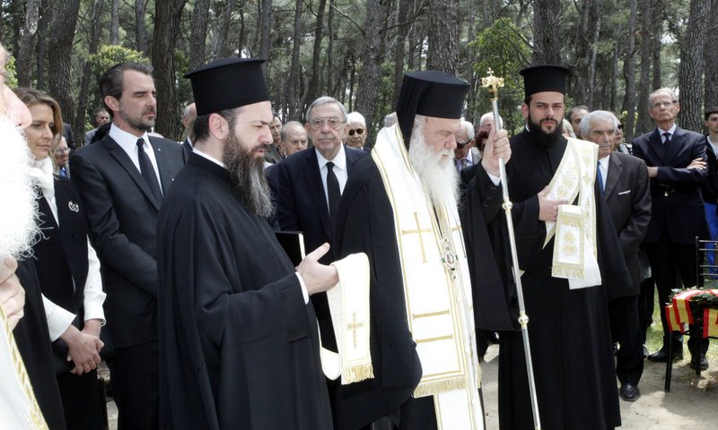 Ο Ιερώνυμος τέλεσε τρισάγιο στους βασιλικούς τάφους στο Τατόι -Παρών και ο Κωνσταντίνος [βίντεο] | iefimerida.gr 8