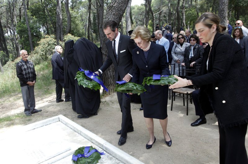 Ο Ιερώνυμος τέλεσε τρισάγιο στους βασιλικούς τάφους στο Τατόι -Παρών και ο Κωνσταντίνος [βίντεο] | iefimerida.gr 10