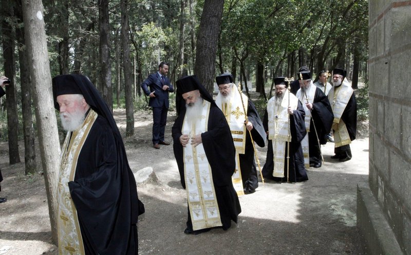 Ο Ιερώνυμος τέλεσε τρισάγιο στους βασιλικούς τάφους στο Τατόι -Παρών και ο Κωνσταντίνος [βίντεο] | iefimerida.gr 12