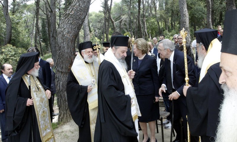 Ο Ιερώνυμος τέλεσε τρισάγιο στους βασιλικούς τάφους στο Τατόι -Παρών και ο Κωνσταντίνος [βίντεο] | iefimerida.gr 13