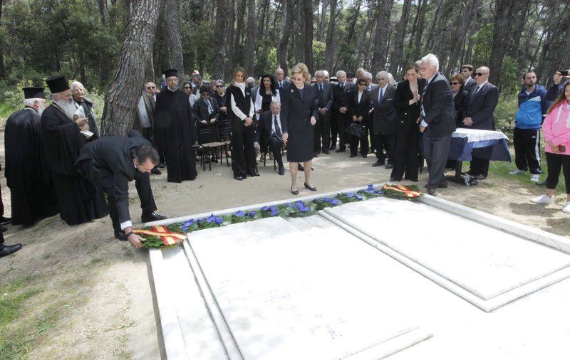 Ο Ιερώνυμος τέλεσε τρισάγιο στους βασιλικούς τάφους στο Τατόι -Παρών και ο Κωνσταντίνος [βίντεο] | iefimerida.gr 15