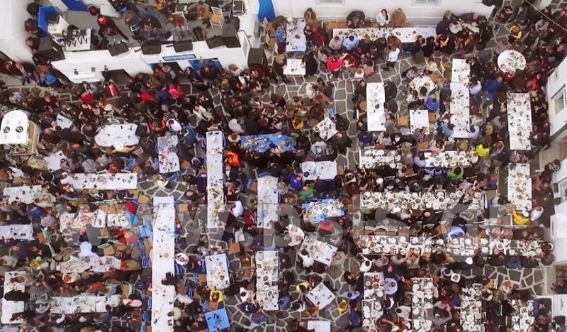 Πάρος: Τρικούβερτο γλέντι στο λιμανάκι της Νάουσας [εικόνες & βίντεο] | iefimerida.gr 9