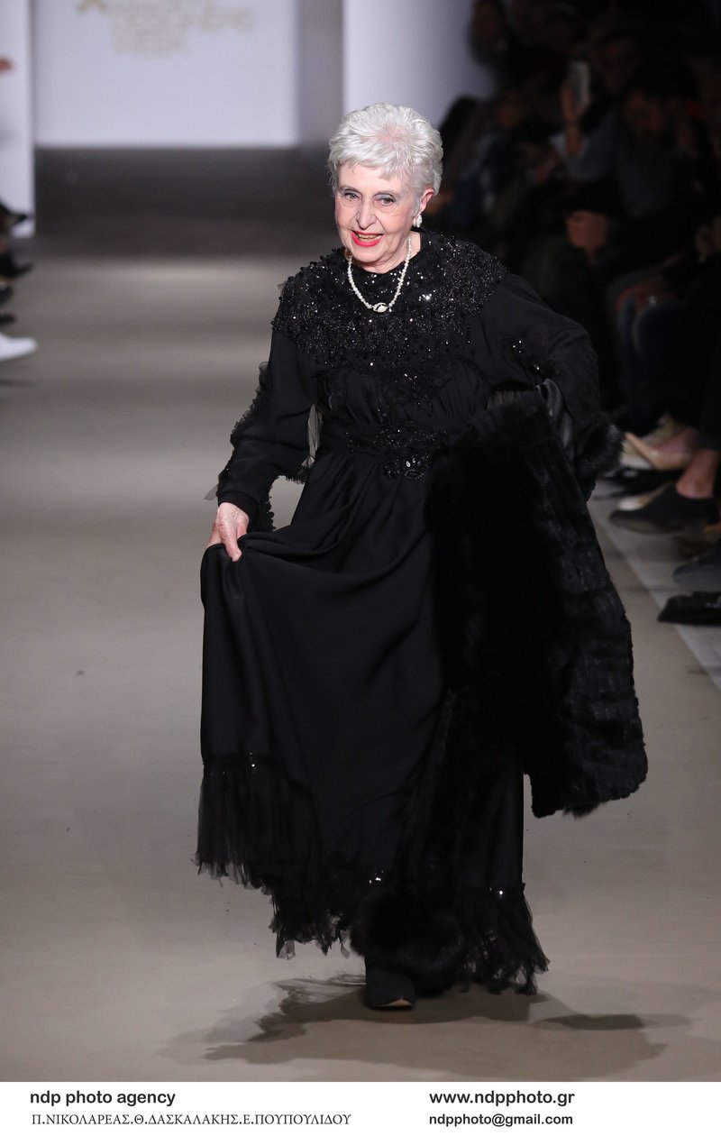 Η «Θεοπούλα» ανέβηκε στην πασαρέλα στα 79 της! [εικόνες] | iefimerida.gr 0