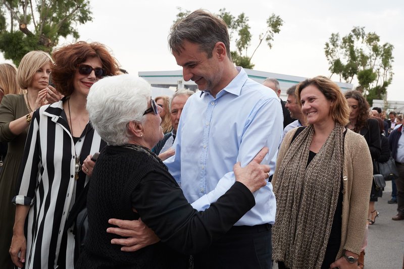 Στη Νεάπολη Λακωνίας ο Μητσοτάκης -Εκανε βόλτα στην παραλία, συνομίλησε με κατοίκους [εικόνες] | iefimerida.gr 1