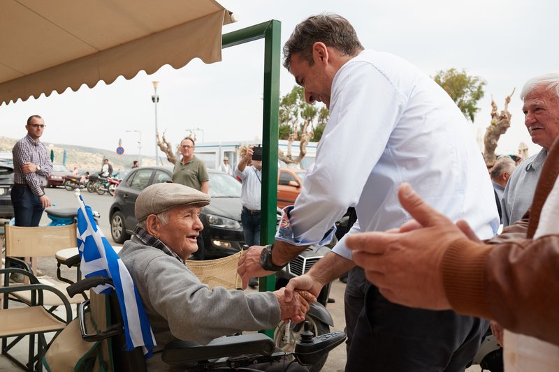 Στη Νεάπολη Λακωνίας ο Μητσοτάκης -Εκανε βόλτα στην παραλία, συνομίλησε με κατοίκους [εικόνες] | iefimerida.gr 2
