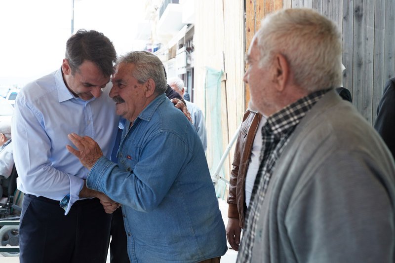 Στη Νεάπολη Λακωνίας ο Μητσοτάκης -Εκανε βόλτα στην παραλία, συνομίλησε με κατοίκους [εικόνες] | iefimerida.gr 3