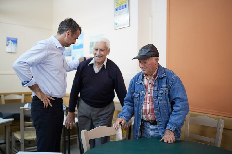 Στη Νεάπολη Λακωνίας ο Μητσοτάκης -Εκανε βόλτα στην παραλία, συνομίλησε με κατοίκους [εικόνες] | iefimerida.gr 6
