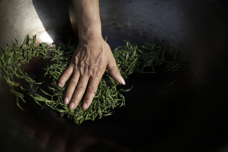 Πώς αποξηραίνουν το τσάι στην Κίνα -Στους 300 βαθμούς Κελσίου με γυμνά χέρια [βίντεο] | iefimerida.gr 1