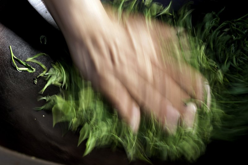 Πώς αποξηραίνουν το τσάι στην Κίνα -Στους 300 βαθμούς Κελσίου με γυμνά χέρια [βίντεο] | iefimerida.gr 0