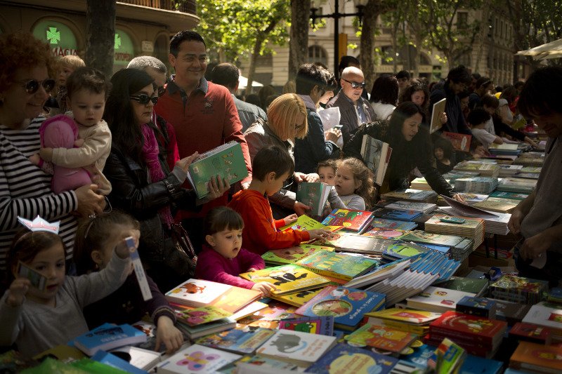 Παγκόσμια Ημέρα βιβλίου -Κάτι σαν τον Αγιο Βαλεντίνο για τους Ισπανούς [εικόνες] | iefimerida.gr 2