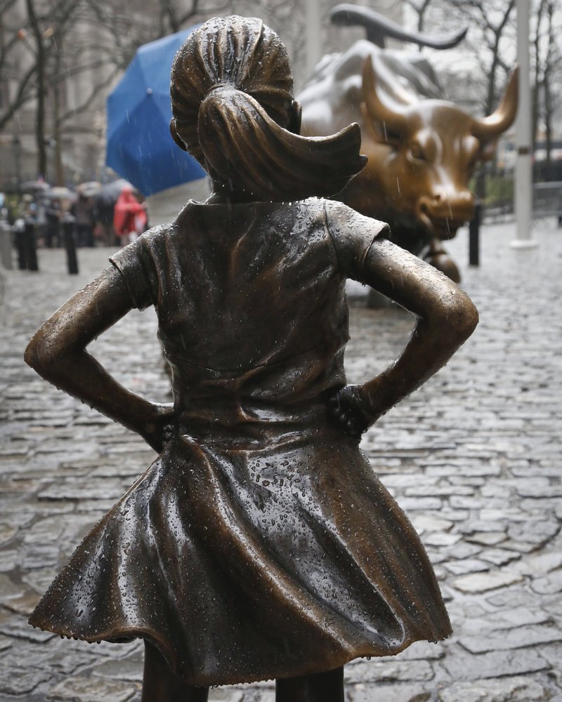 Το άφοβο κορίτσι: Το άγαλμα-σύμβολο της Γουόλ Στριτ για την ισότητα των φύλων [εικόνες] | iefimerida.gr 1