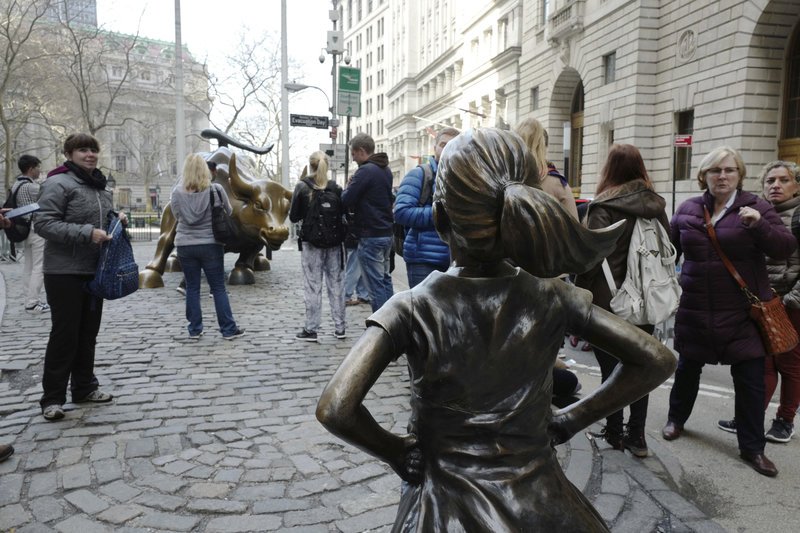 Το άφοβο κορίτσι: Το άγαλμα-σύμβολο της Γουόλ Στριτ για την ισότητα των φύλων [εικόνες] | iefimerida.gr 4