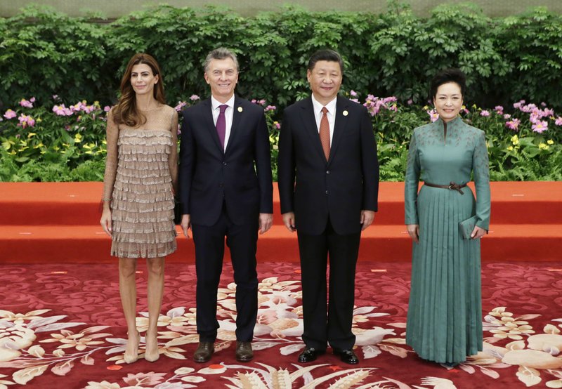 Ποια Μελάνια και ποια Μπριζίτ -Αυτή είναι η πιο μοδάτη Πρώτη Κυρία, ντύθηκε σαν fashion blogger [εικόνες] | iefimerida.gr 6