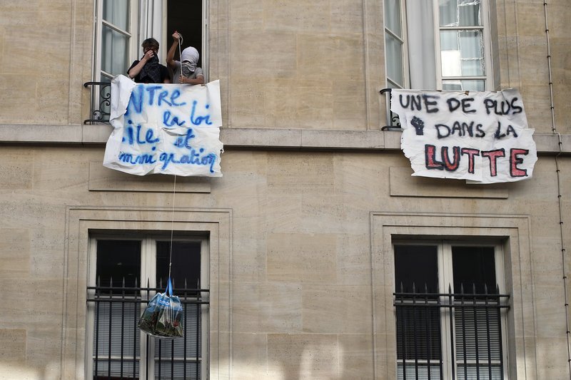 Αναβρασμός στη Γαλλία: Συνεχίζεται η απεργία των σιδηροδρομικών, υπό κατάληψη σχολές και πανεπιστήμια [εικόνες] | iefimerida.gr 4