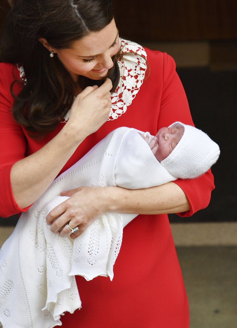 Τα τρία ίδια μωρά της Κέιτ Μιντλέτον -«Φτυστό» με τα αδέλφια του το νέο βασιλικό βρέφος [εικόνες] | iefimerida.gr 1