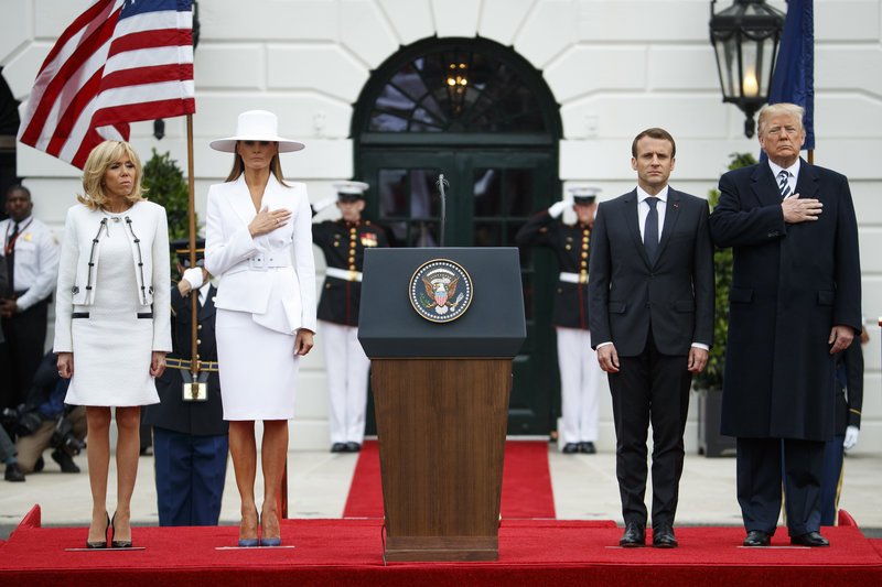 Η Μελάνια συναγωνίστηκε στα μοντελάκια την Μπριζίτ και το... παράκανε -Την κοροϊδεύει το Twitter, ντύθηκε σαν την Beyonce [εικόνες] | iefimerida.gr 0