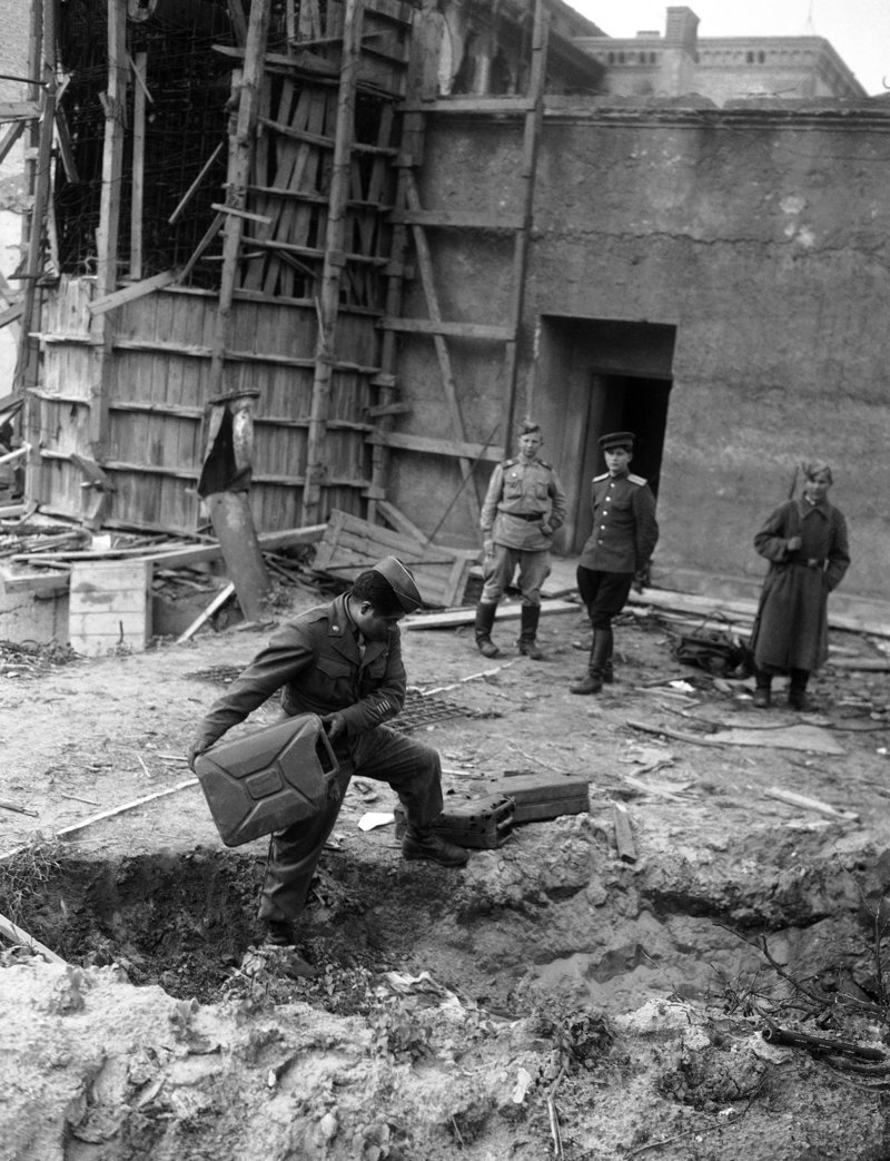 Η είσοδος του μπούνκερ του Χίτλερ στην καγκελαρία του Ράιχ (Φωτογραφία αρχείου: ΑΡ)