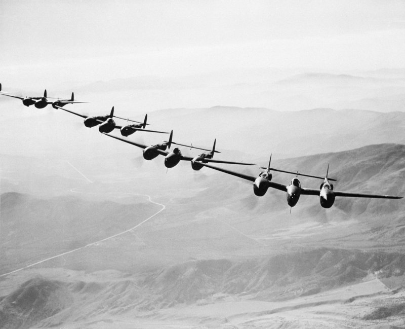 Μαχητικά Lockheed P-38 Lightning της αμερικανικής Πολεμικής Αεροπορίας εν πτήσει (Φωτογραφία αρχείου: ΑΡ)