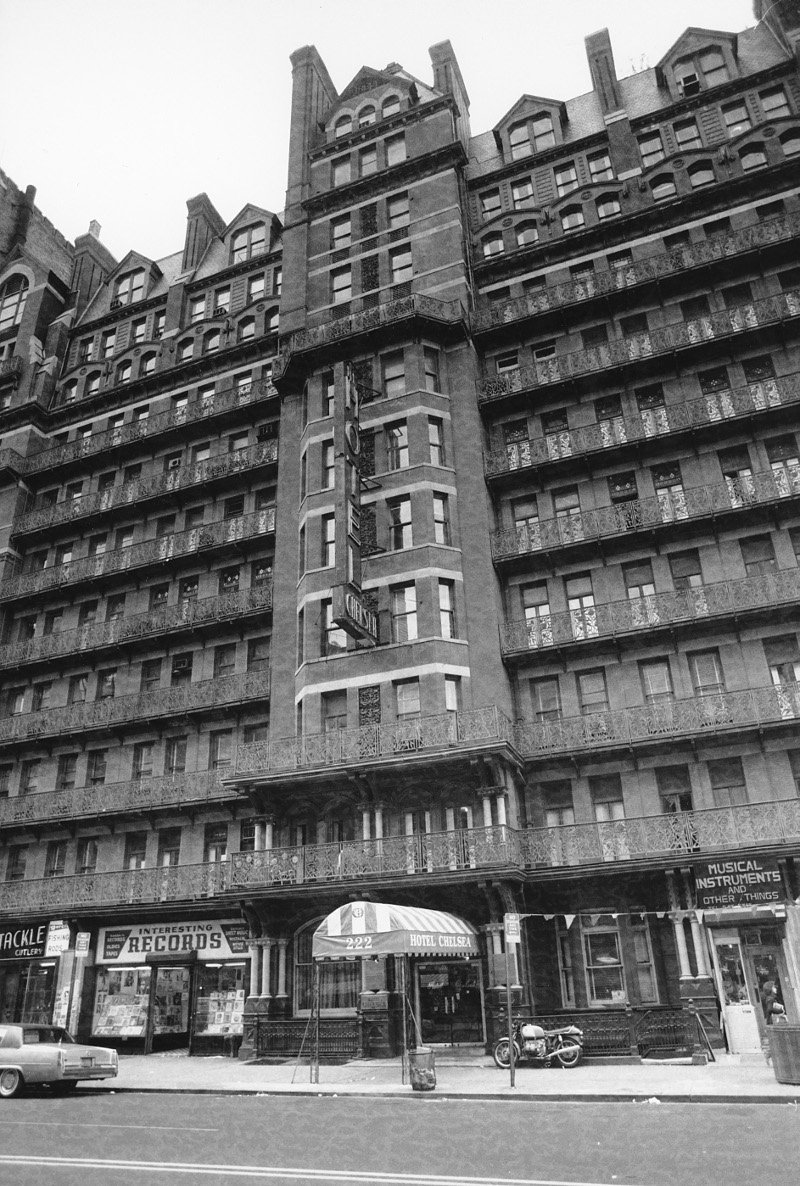 Αστεγος διέσωσε 22 παλιές πόρτες του θρυλικού Chelsea Hotel [εικόνες]  | iefimerida.gr 1