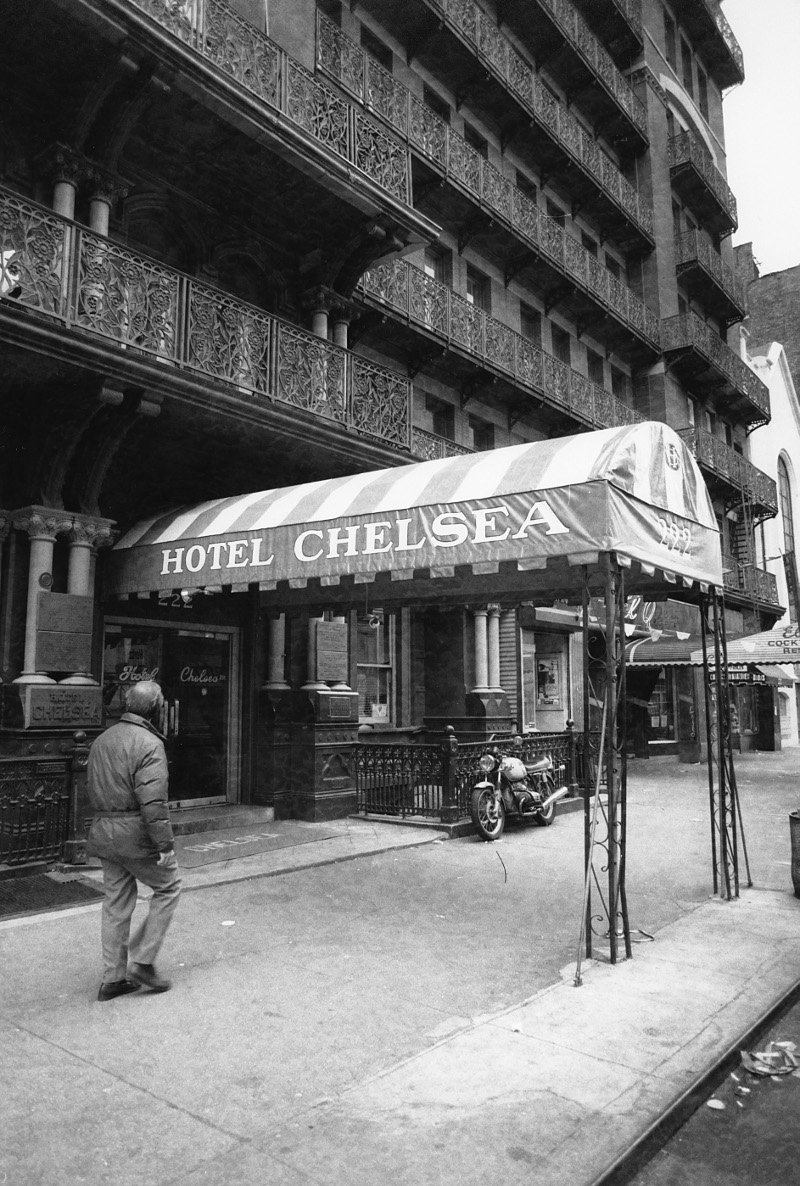 Αστεγος διέσωσε 22 παλιές πόρτες του θρυλικού Chelsea Hotel [εικόνες]  | iefimerida.gr 2